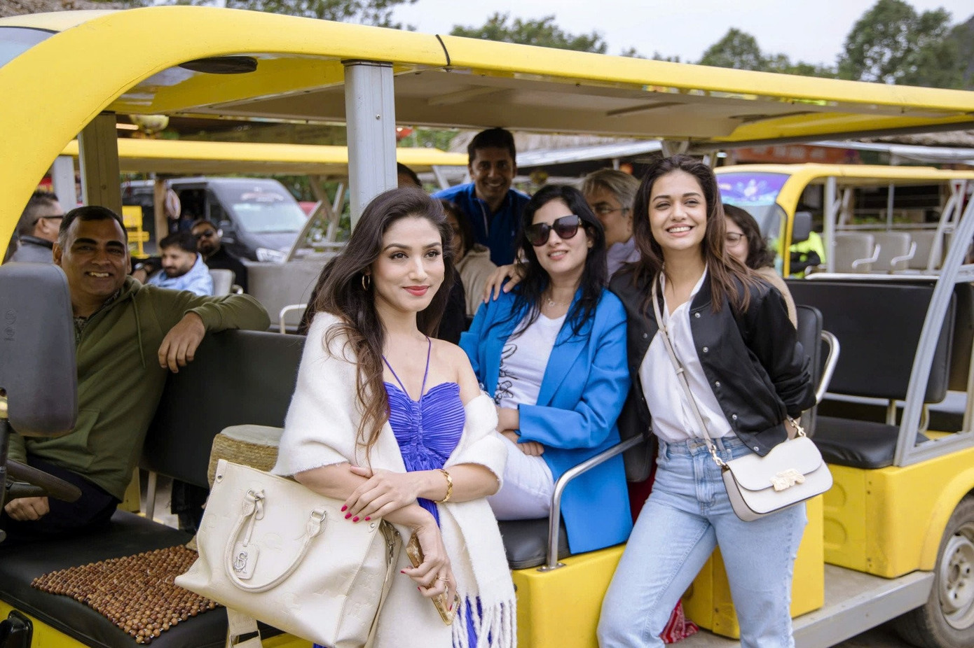 Các nữ diễn viên check-in tại bến thuyền Tam Cốc.