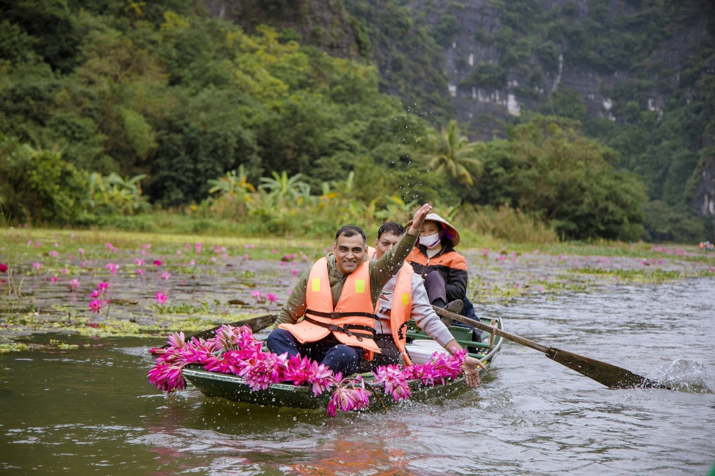 Đoàn rất ấn tượng trước cảnh sắc của Tam Cốc mùa này với dòng nước trong xanh, hoa súng nở hồng dọc 2 bên sông.