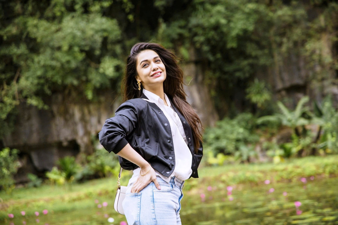 Nữ diễn viên xinh đẹp check-in tại Tam Cốc.