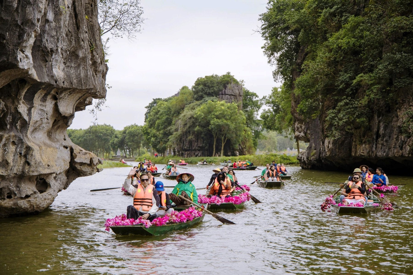 Tham gia khám phá, trải nghiệm bằng thuyền trên dòng sông Ngô Đồng.