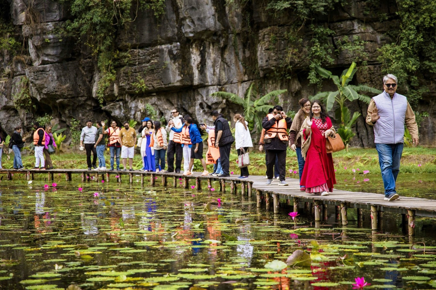 Check-in cùng với hoa súng tại Tam Cốc.