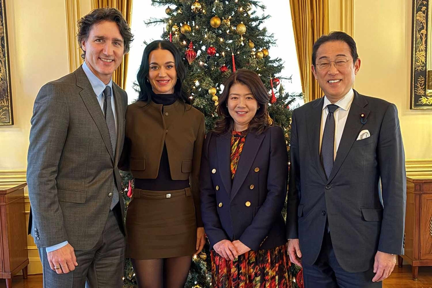 justin-trudeau-katy-perry-fumio.jpg
