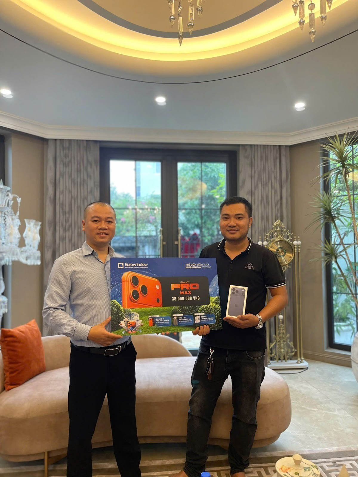 1 khách hàng nhận quà tặng iPhone 17 trong chương trình khuyến mại của Eurowindow