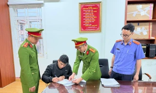 Tạm giam đối tượng dùng đũa hành hung tài xế taxi