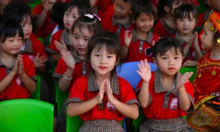 Có điểm trường mới, cô hiệu trưởng xúc động: 'Từ nay các cháu không còn học phòng tạm'