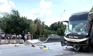 Va chạm với xe khách khi qua đường, hai người trên xe máy tử vong tại chỗ
