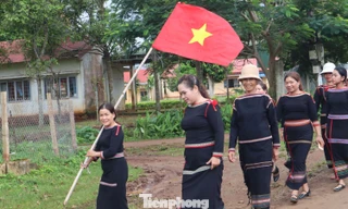 Bà con Đắk Lắk xúc động xem Lễ diễu binh, diễu hành