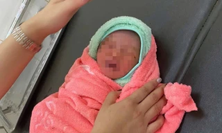 Phát hiện bé gái còn nguyên dây rốn giữa rẫy sầu riêng, toàn thân bị kiến bu