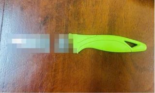 Hẹn gặp tại nhà nghỉ nói chuyện nợ nần, nữ nhân viên tạp vụ rút dao đâm chủ nợ