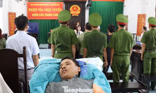 Người 'bị đánh đến thân tàn ma dại’ nằm trên cáng dự tòa xét xử 3 kẻ đánh mình 