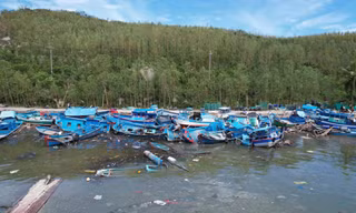 Xác tàu thuyền la liệt, làng chài hoang tàn sau đêm cuồng phong vì bão số 13