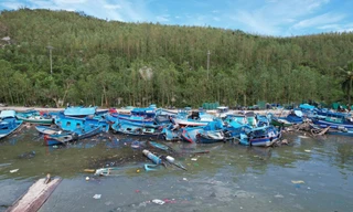 Xác tàu thuyền la liệt, làng chài hoang tàn sau đêm cuồng phong vì bão số 13