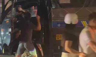 Người đàn ông lao vào hành hung tài xế xe tải