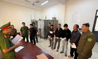 Đánh nhau với hàng xóm, vợ chồng và con trai cùng bị khởi tố