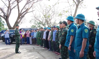 Đoàn công tác Quân khu 5 động viên, tặng quà cho người dân.