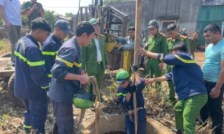 CLIP: Nghẹt thở giải cứu bé trai rơi xuống giếng sâu hun hút ở Đắk Lắk