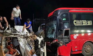 Phá cabin xe tải, cứu đôi vợ chồng mắc kẹt sau vụ tai nạn kinh hoàng ở Đắk Lắk