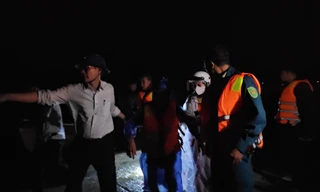 Hơn 530 người dân bị cô lập, đưa cano chuyển người bị sốt cao ra khỏi vùng ngập úng