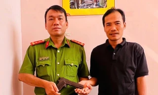 Nhặt được túi bên trong chứa súng K54 cùng 24 viên đạn