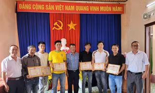 Chèo thuyền thúng vượt lũ dữ cứu hàng trăm người ở Đắk Lắk