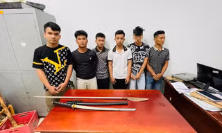 Nhóm đối tượng mang hung khí phục kích, chặn chém người chạy xe nẹt pô