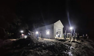 Xuyên đêm hoàn thiện từng mảng tường, sớm trao nhà cho dân 