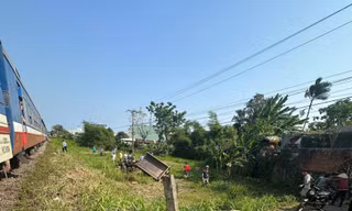 Va chạm tàu hỏa tại lối đi tự mở, ba ông cháu thương vong
