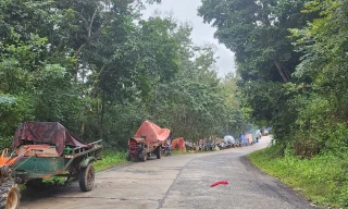 Sống gần hồ thủy điện đang xả nước, 200 người tháo chạy, dựng nhà trên xe công nông