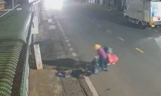 Cụ bà buôn ve chai tông người bán vé số rồi bỏ đi vì nghĩ không ai biết