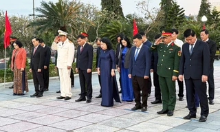 Đoàn đại biểu tỉnh Đắk Lắk dự Đại hội XIV của Đảng dâng hương viếng các Anh hùng liệt sĩ