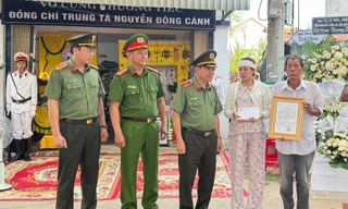 Trao 150 triệu đồng hỗ trợ gia đình trung tá công an Đắk Lắk hy sinh