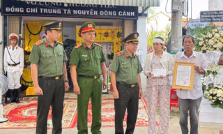 Trao 150 triệu đồng hỗ trợ gia đình trung tá công an Đắk Lắk hy sinh