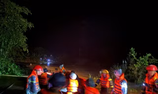 Sơ tán 180 người dân trong đêm mưa lũ