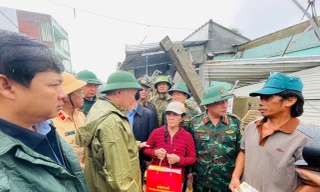 Phó Thủ tướng Thường trực Nguyễn Hòa Bình tặng quà, động viên người dân vùng lũ.