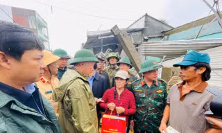 Phó Thủ tướng Thường trực Nguyễn Hòa Bình tặng quà, động viên người dân vùng lũ.