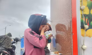 Bữa cơm nóng đầu tiên tại Đắk Lắk: Hành trình từ nước mưa, mì sống đến giọt nước mắt nhẹ nhõm