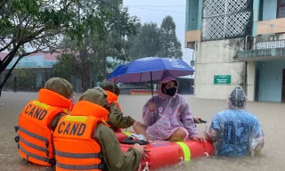 Clip công an Đắk Lắk vượt lũ dữ đưa sản phụ đi sinh