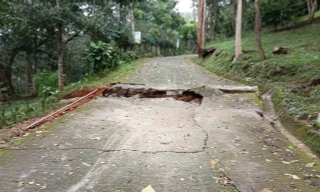 Đồi Yang Reh xuất hiện loạt vết nứt dài, đất trượt thêm 1m sát Quốc lộ 27