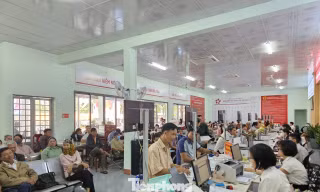 Vụ dùng gạch đá 'đặt chỗ' dịch vụ hành chính công: Vì sao người dân nườm nượp đi từ 4-5 giờ sáng?