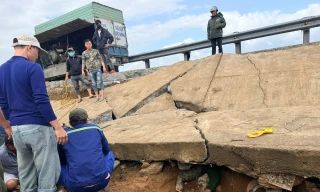 Chính quyền nói gì về thông tin xe bồn chạy qua trước thời điểm xảy ra sập bờ kè làm 4 người chết?