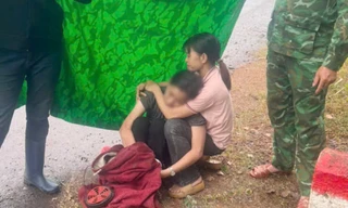 Người phụ nữ kiệt sức, hoảng loạn trong rừng