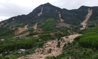 Sườn núi tiếp tục nứt toác, chính quyền xin di dời khẩn và xây khu tái định cư cho 1.230 dân