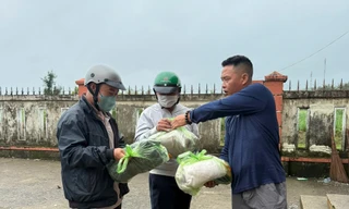 Trưởng thôn vẽ sơ đồ, nhớ mặt, đọc họ tên vanh vách hàng trăm hộ dân không cần nhìn giấy