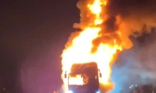 Xe khách giường nằm bốc cháy tại Đắk Lắk, hành khách hoảng loạn thoát thân