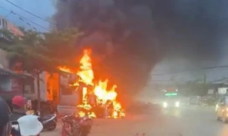 Container bốc cháy ngùn ngụt bên quốc lộ 26 đoạn qua Đắk Lắk