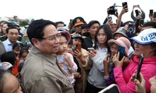 Thủ tướng Chính phủ Phạm Minh Chính về với bà con vùng lũ Đắk Lắk