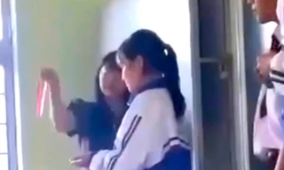 Nữ giáo viên bắt học sinh dàn hàng rồi dùng thước đánh 