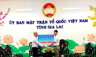 Doanh nghiệp, nhà hảo tâm trao hơn 450 triệu đồng cho bà con vùng lũ