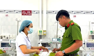 Bé gái sơ sinh bị vùi trong cát đã bú được sữa