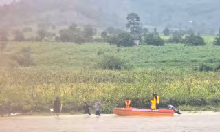 Giải cứu 10 người bị nước lũ cô lập tại Gia Lai